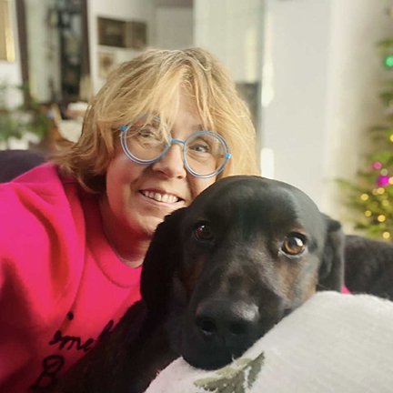 Pupil 2, kobieta w bląd włosach w okularach i czerwonej bluze z czarnym psem